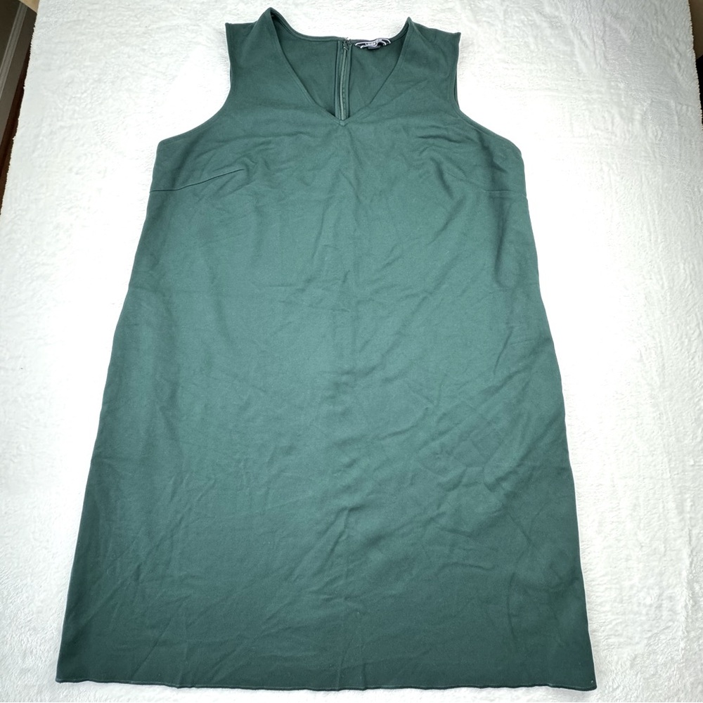 Lands' End Sleeveless V-neck Dress in Green. 
Size 20W. Side Pockets.